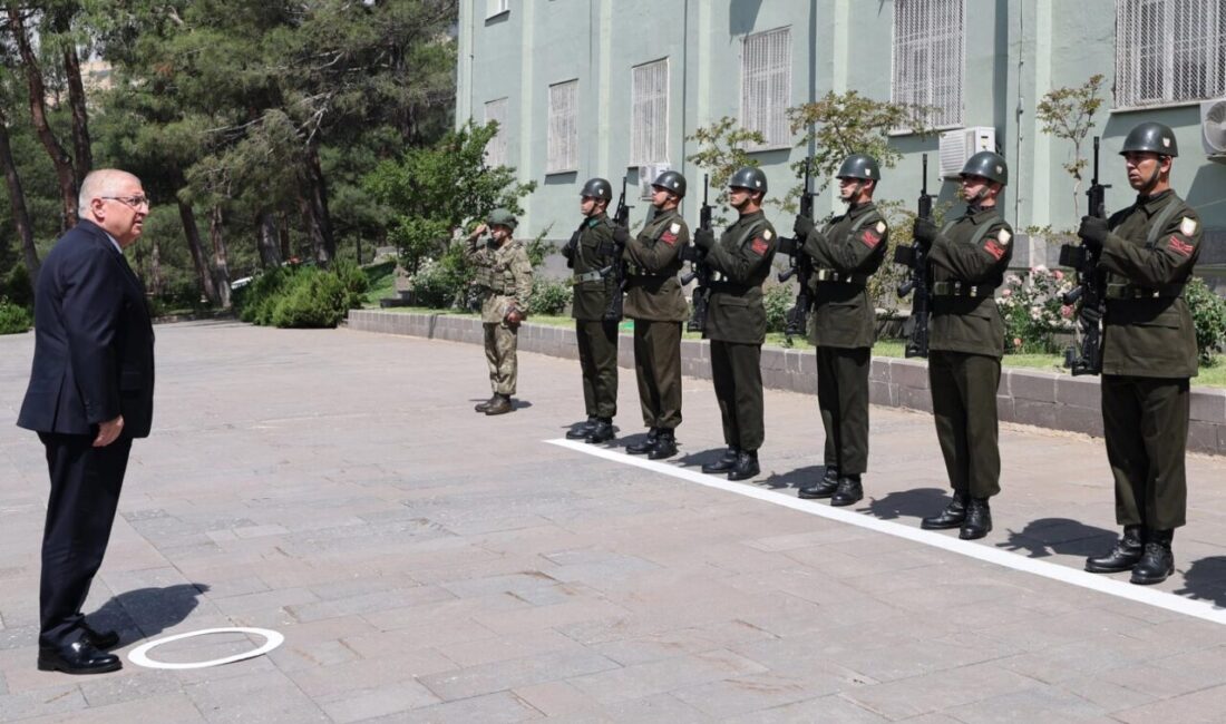 Bakan Güler’den Kahramanmaraş’ta Tugay Komutanlığı’na ziyaret Milli Savunma Bakanı Yaşar Güler, Kahramanmaraş’ta 2’nci Zırhlı Tugay Komutanlığında