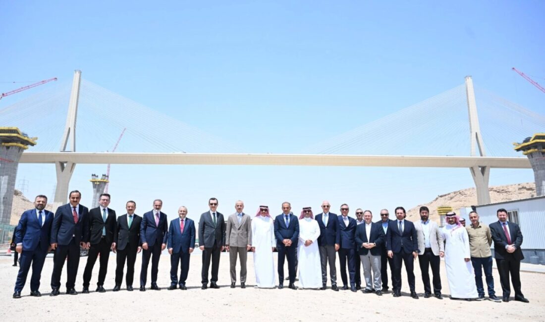 Bakan Uraloğlu Riyad’da… Türkiye-Suudi Arabistan ulaşım iş birliği masada Ulaştırma ve Altyapı Bakanı Abdulkadir Uraloğlu, Türkiye ile Suudi Arabistan