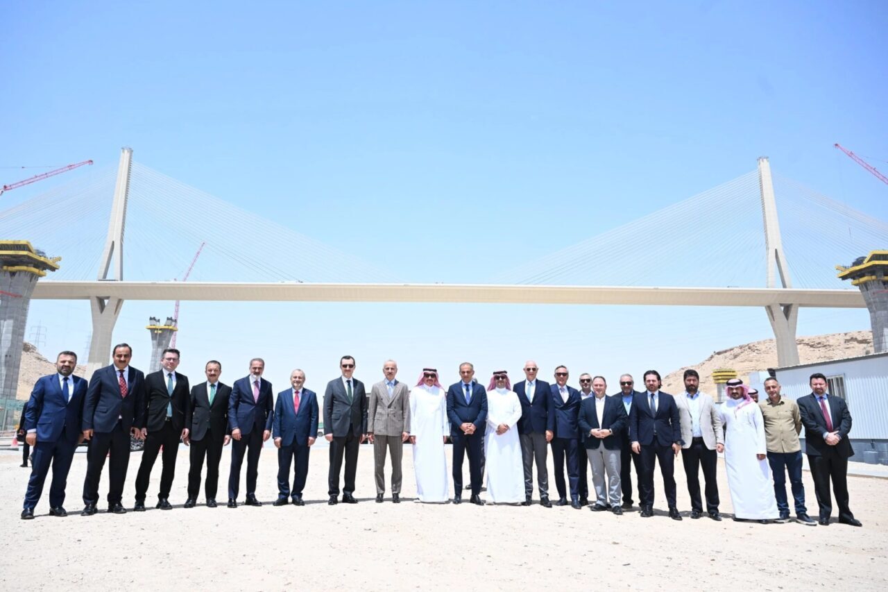 Bakan Uraloğlu Riyad’da… Türkiye-Suudi Arabistan ulaşım iş birliği masada Ulaştırma ve Altyapı Bakanı Abdulkadir Uraloğlu, Türkiye ile Suudi Arabistan