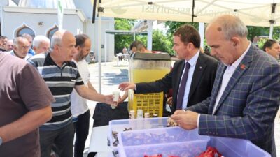Yeniceabat Mahallesi’nde vatandaşlarla bir araya gelen Osmangazi Belediye Başkanı Erkan