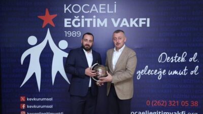 Kocaeli Büyükşehir Belediye Başkanı Tahir Büyükakın, Kocaeli Eğitim Vakfı’nı ziyaret