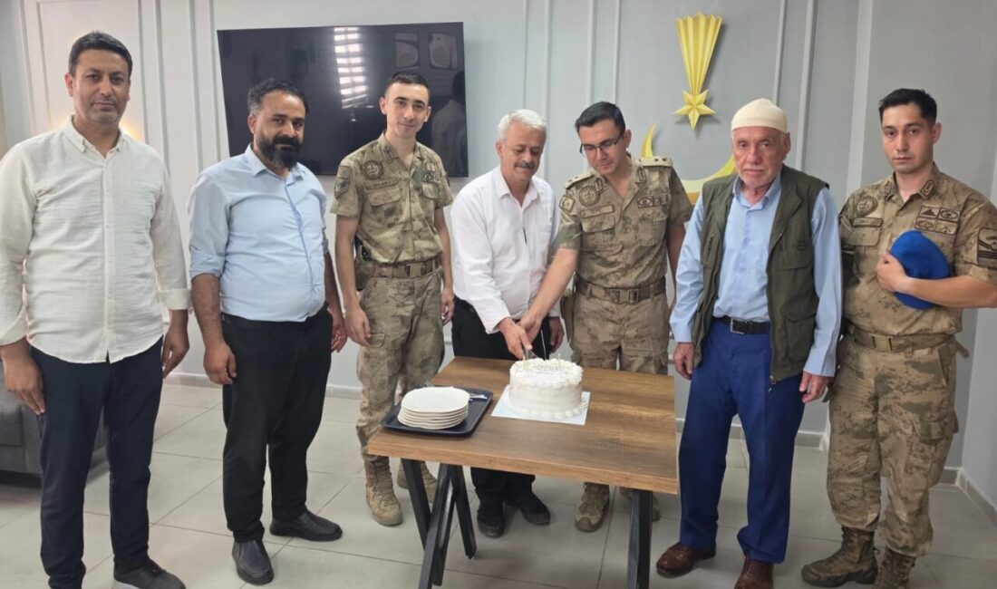 Batman Sason’da şehit ailelerinden Jandarma’ya anlamlı ziyaret Batman Valiliği tarafından yapılan açıklamaya göre, Sason ilçesinde şehit aileleri,