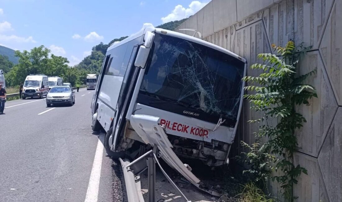 Bilecik’te midibüs tıra çarptı: 6 yaralı Bilecik’te meydana gelen trafik kazasında bir midibüsün tıra arkadan çarpması