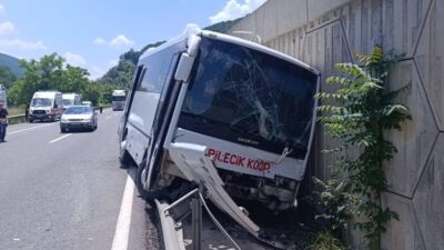 Bilecik’te meydana gelen trafik kazasında bir midibüsün tıra arkadan çarpması