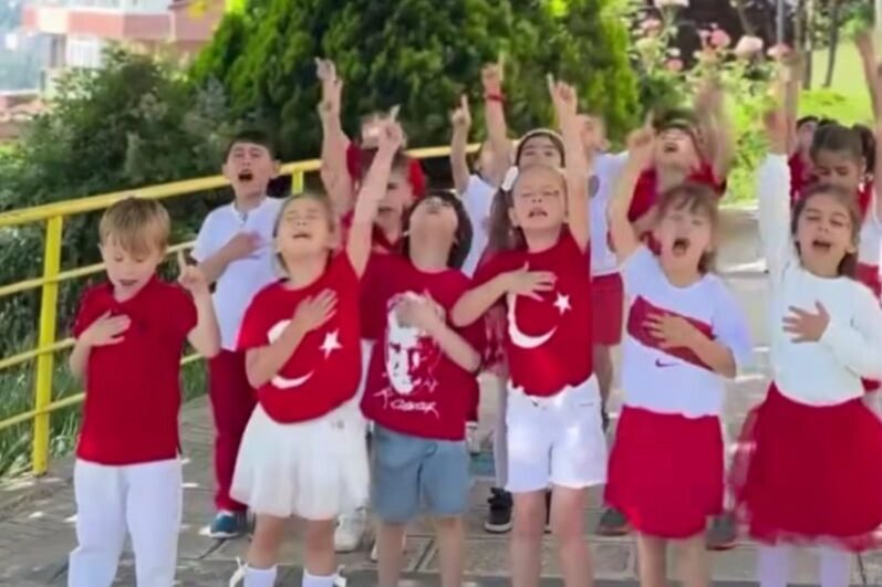 “Bizim Çocuklar”a en güzel destek Çınar Çocuk Evleri’nden geldi İzmit Belediyesi Çınar Çocuk Evleri öğrencileri, Dünya Kupası’nda mücadele edecek