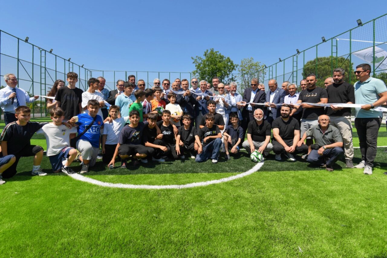Bursa Osmangazi’den Çukurca’ya modern spor tesisi Bursa'nın Osmangazi ilçesinde yaşayan çocukların ve gençlerin sporla iç içe,
