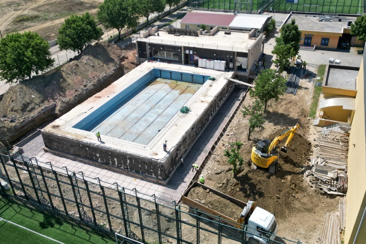 Bursa Yıldırım’a 4 mevsim havuz hazırlığı Bursa Büyükşehir Belediyesi, kent genelinde spor yatırımlarını sürdürürken, vatandaşların yılın