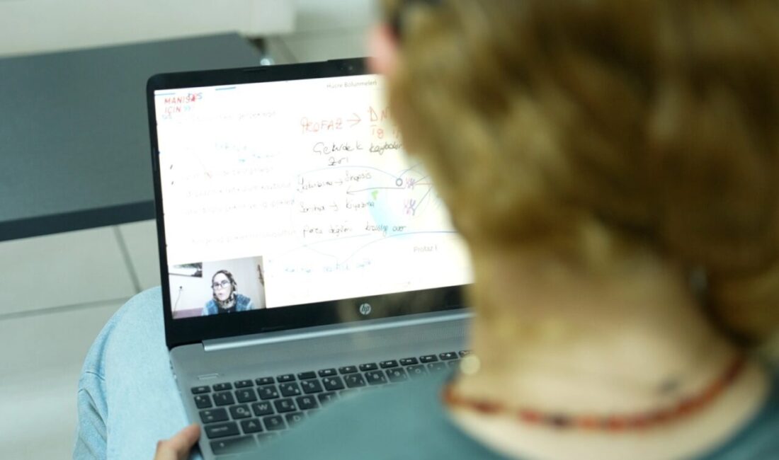 Büyükşehir online eğitim ile öğrencileri geleceğe hazırlıyor Manisa Büyükşehir Belediyesi, eğitimde fırsat eşitliği anlayışıyla öğrencilerin yanında olmaya