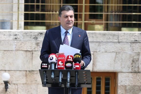 CHP’de yeni kriz! Zeynel Emre, PM’nin düştüğünü savundu CHP İstanbul Milletvekili Zeynel Emre, 28 Parti Meclisi üyesinin noter