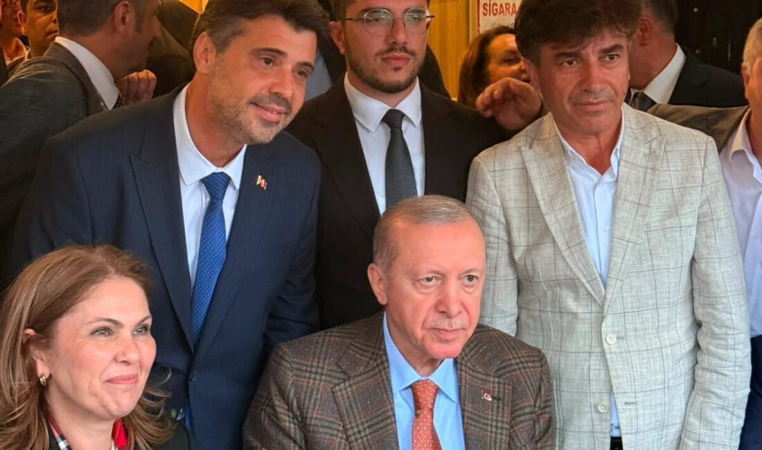 Cumhurbaşkanı Erdoğan Edirne heyetini kafeteryada kabul etti Edirne’de düzenlediği mitingin ardından bir kafeteryada yorgunluk kahvesi içen Cumhurbaşkanı