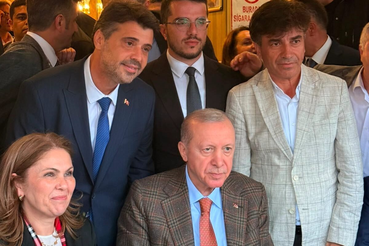 Edirne’de düzenlediği mitingin ardından bir kafeteryada yorgunluk kahvesi içen Cumhurbaşkanı