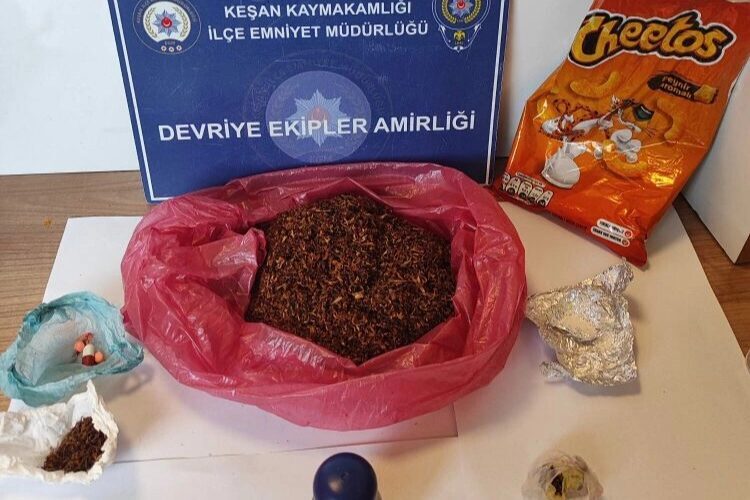 Edirne Keşan’da cips paketinden çıkanlar şaşırttı! Edirne Keşan'da Yörük Mahallesi'nde durdurulan G.Y.'nin üzerinde cips paketinde çeşitli