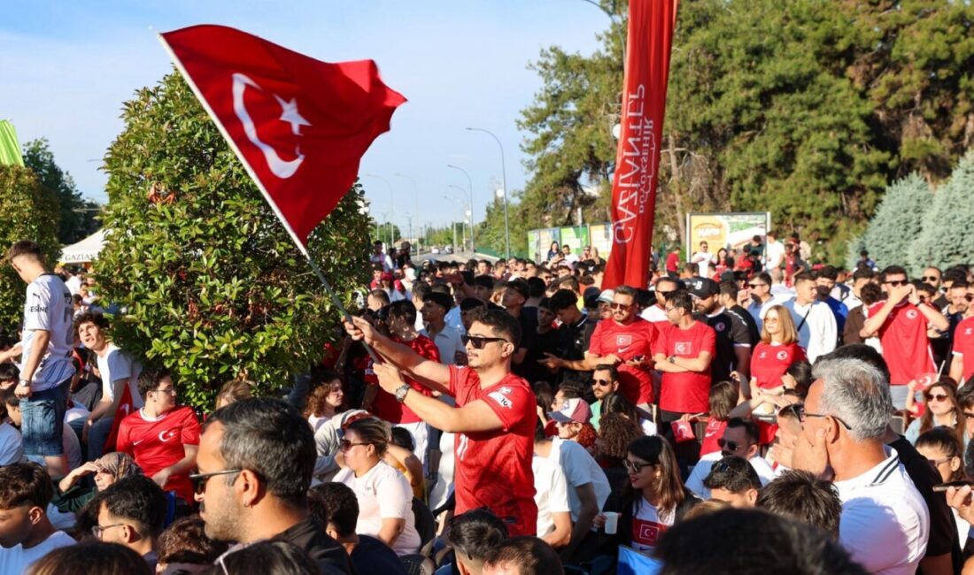 Gaziantep’te milli heyecan Üniversite Meydanı’nda yaşandı Gaziantep Büyükşehir Belediyesi tarafından kurulan led ekranda A Milli Futbol