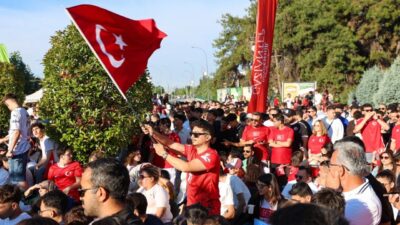 Gaziantep Büyükşehir Belediyesi tarafından kurulan led ekranda A Milli Futbol