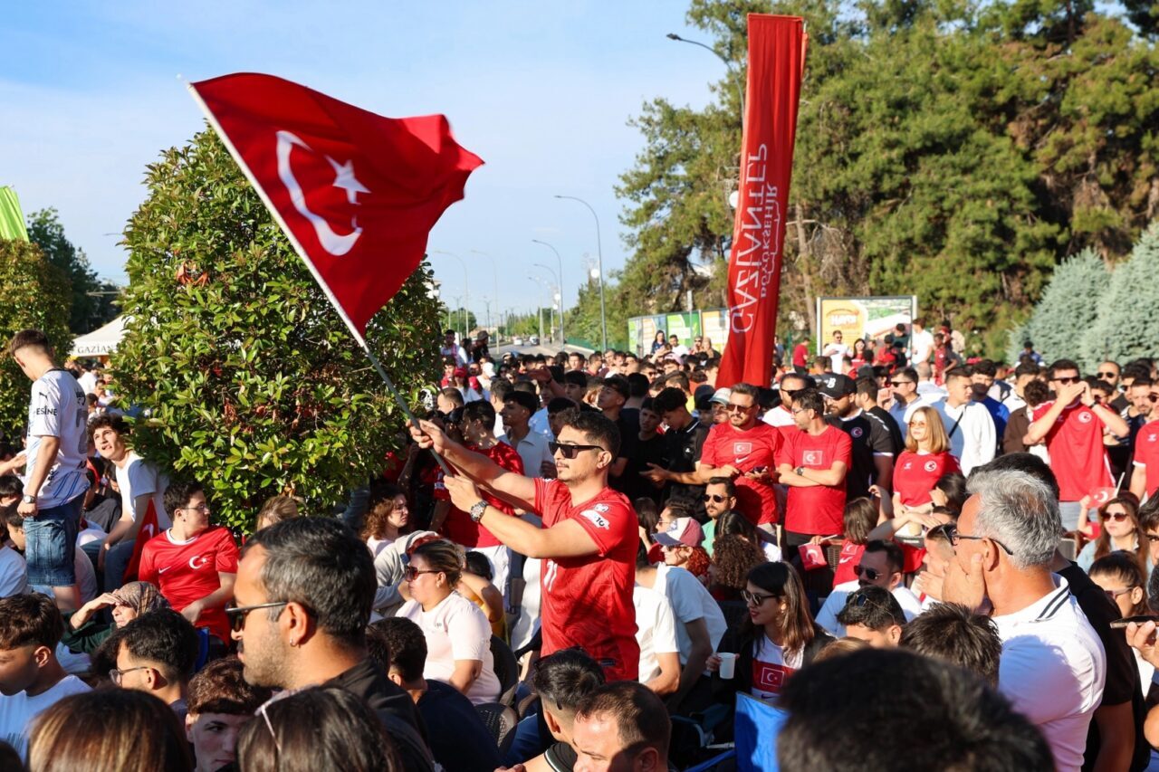 Gaziantep Büyükşehir Belediyesi tarafından kurulan led ekranda A Milli Futbol