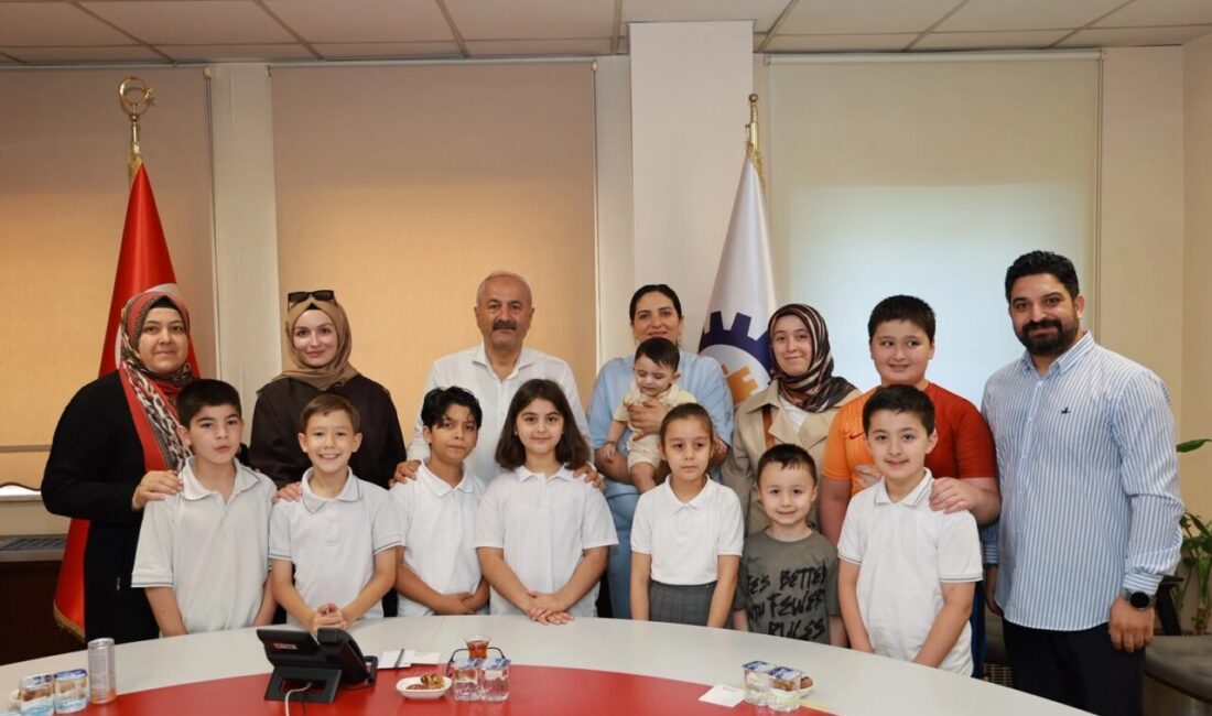 Gebze’de minik öğrencilerden Başkan Büyükgöz’ ziyaret 50.Yıl Chrysler İlköğretim Okulu 3-B ve 3-D sınıfı öğrencileri, Yerel