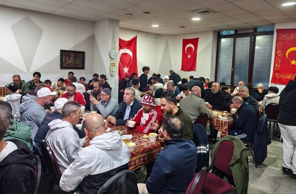Gurbetçiler dünya kupası heyecanını Almanya’da camide yaşadı A Milli Takım'ın 2026 Dünya Kupası'ndaki Avustralya maçı, Almanya'nın Dinslaken