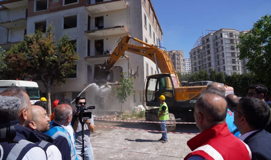 İstanbul Beylikdüzü’nde riskli site yıkıldı! İBB’den ‘dönüşüm’ mesajı İstanbul Büyükşehir Belediyesi, Beylikdüzü’nde hızlı tarama yöntemiyle riskli olduğu belirlenen