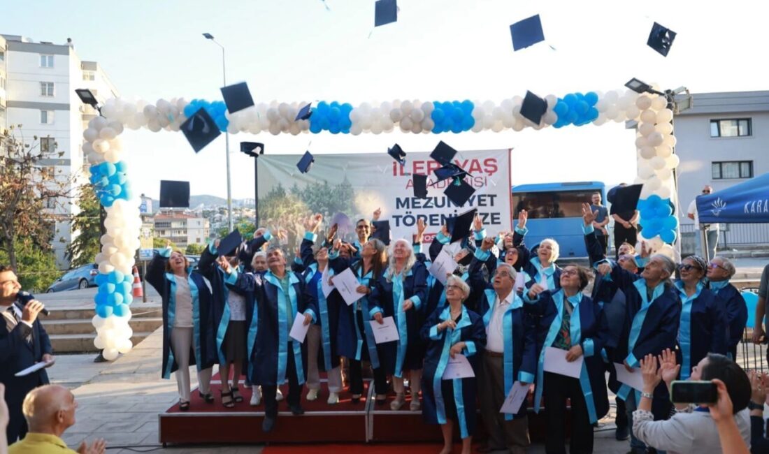 İzmir’de hayatlarının ikinci baharında kep sevinci İzmir'de Karabağlar Belediyesi tarafından 60 yaş ve üzeri vatandaşların yaşam