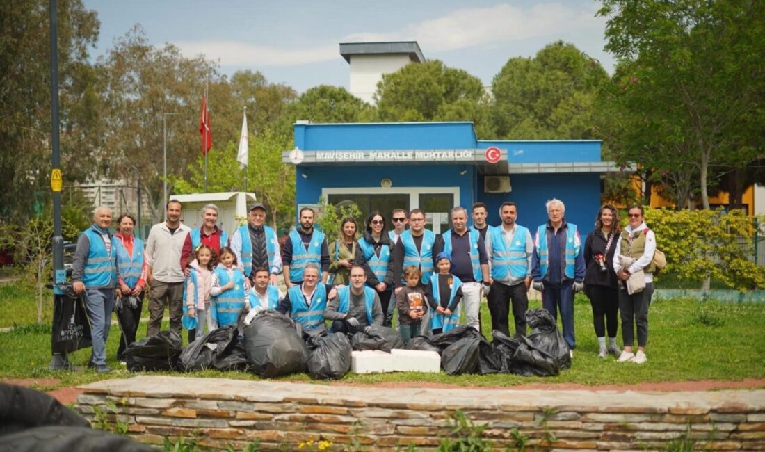 İzmir’de “Temiz Park” etkinliğiyle parklar pırıl pırıl oldu İzmir Büyükşehir Belediyesi’nin “Temiz Park” etkinliğinde gönüllüler, parkları atıklardan arındırırken