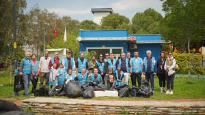 İzmir Büyükşehir Belediyesi’nin “Temiz Park” etkinliğinde gönüllüler, parkları atıklardan arındırırken