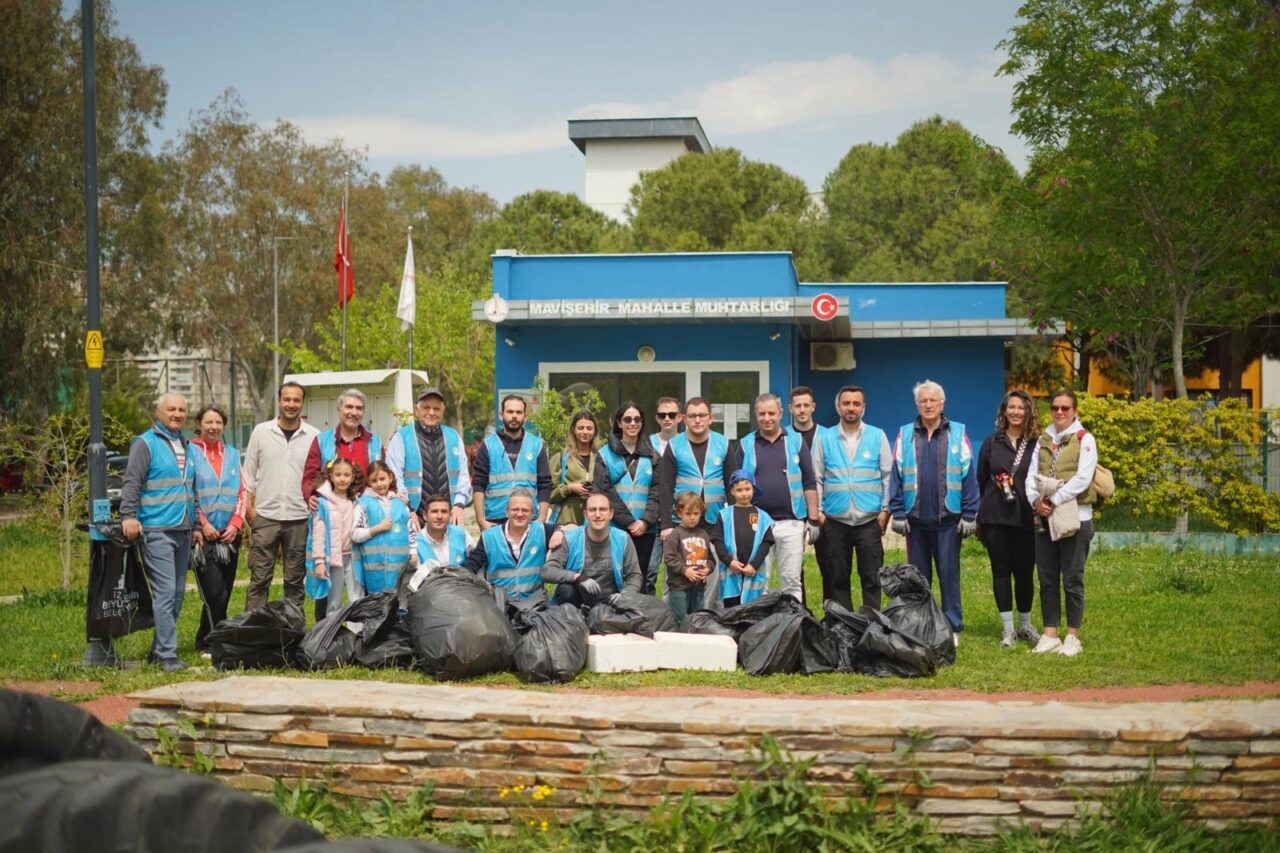 İzmir Büyükşehir Belediyesi’nin “Temiz Park” etkinliğinde gönüllüler, parkları atıklardan arındırırken
