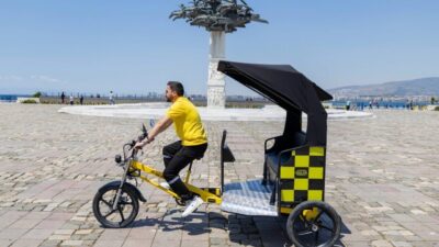 İzmir Büyükşehir Belediyesinin sürdürülebilir ulaşımı genç istihdamıyla buluşturduğu Bisicab araçlarının
