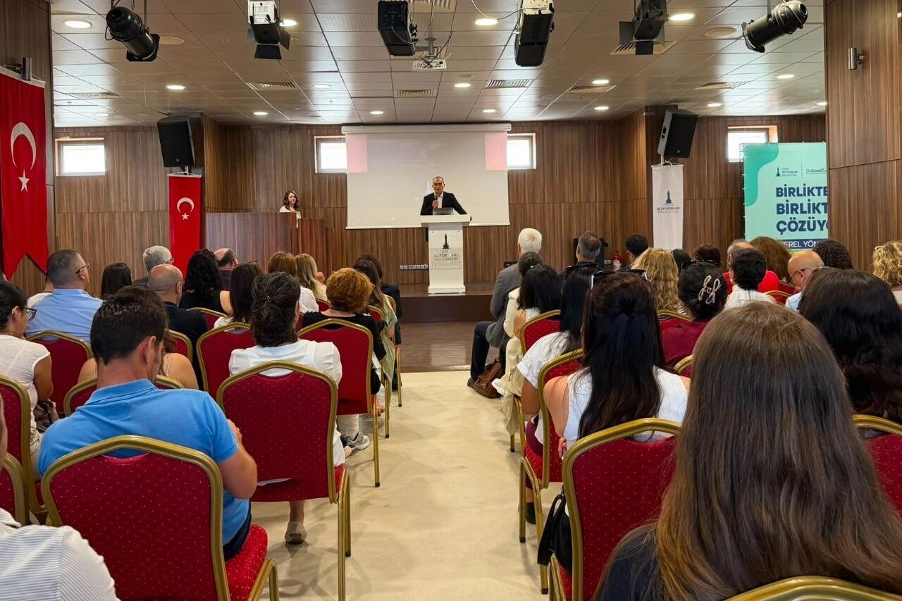 İzmir Büyükşehir Belediyesi’nin düzenlediği “Yerel Yönetimlerde Evde Bakım Hizmetleri Çalıştayı”nda,