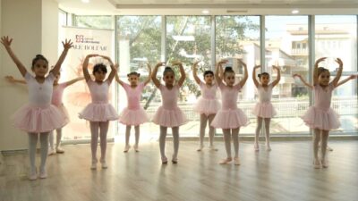 İzmit Belediyesi Sanat Akademisi Bale Bölümü’nde eğitim alan 70 öğrenci,