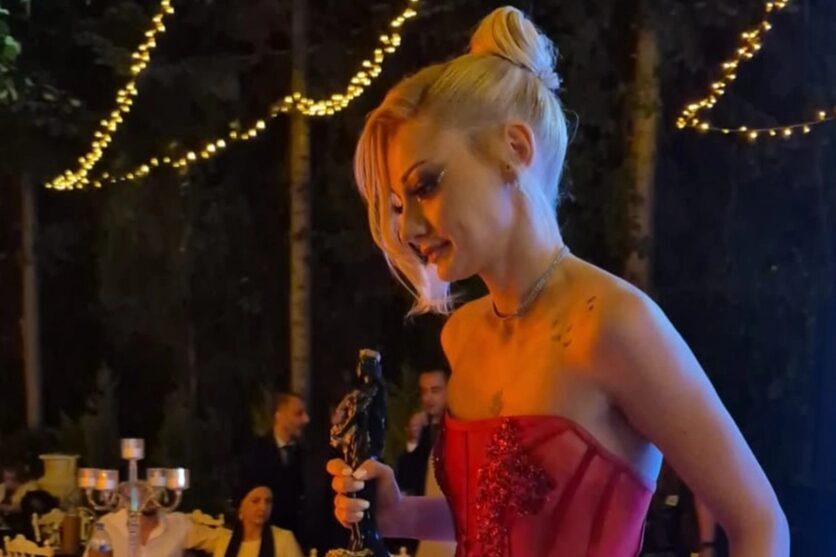 Kanal 7’nin parlayan yıldızı Nevide Çiçek’ten olay yaratan gece Uluslararası Altın Medya Ödülleri’nde Nevide Çiçek, gecenin en dikkat çeken