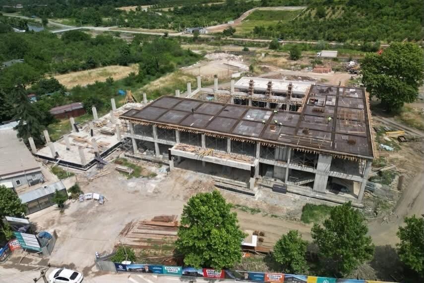 Kocaeli Gölcük’e FIFA standartlarında spor kompleksi inşa ediliyor Kocaeli Büyükşehir Belediyesi, Gölcük’e modern spor kompleksi inşa ediyor. Kocaeli’de