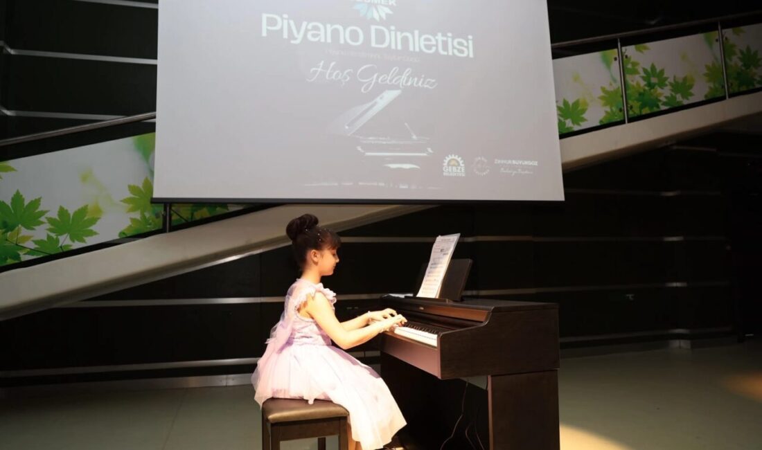 Kocaeli’de GESMEK kursiyerlerinden piyano dinletisi Kocaeli Gebze Belediyesi bünyesinde faaliyet gösteren Gebze Sanat ve Meslek