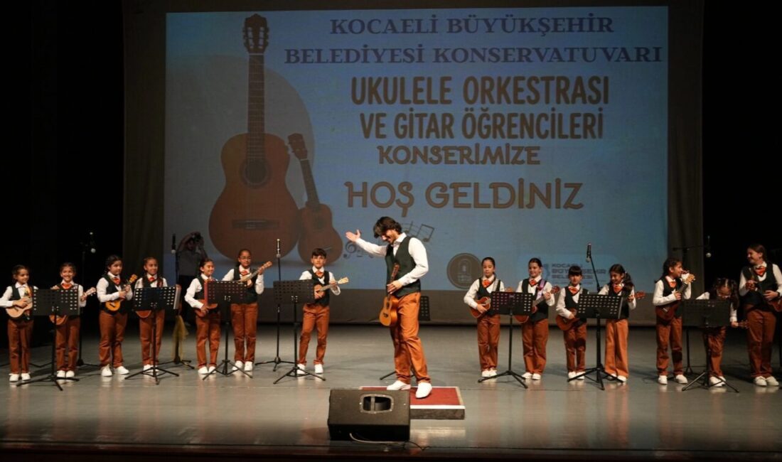 Kocaeli Büyükşehir Belediye Konservatuvarı Gebze Ukulele Orkestrası ve Gitar öğrencileri