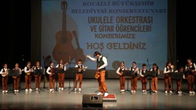 Kocaeli Büyükşehir Belediye Konservatuvarı Gebze Ukulele Orkestrası ve Gitar öğrencileri