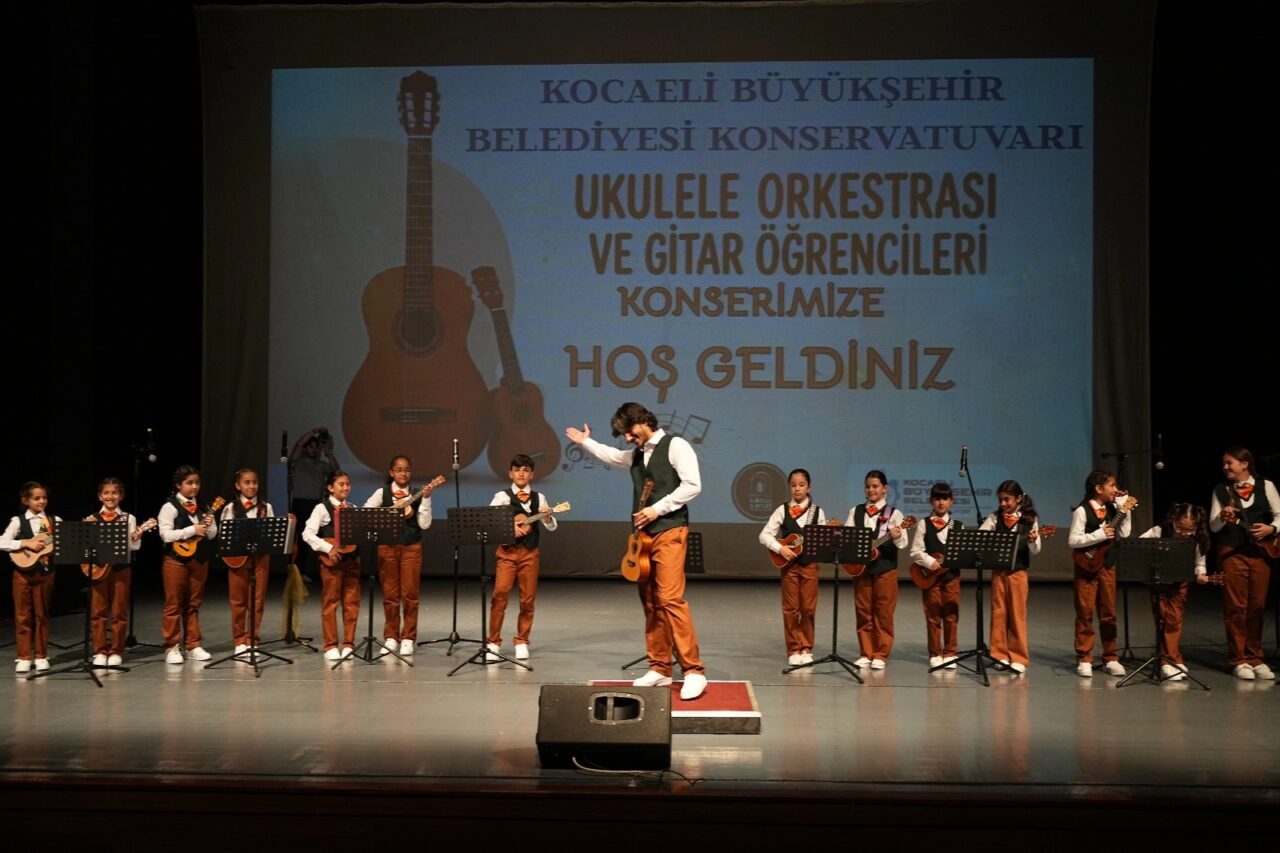 Kocaeli Büyükşehir Belediye Konservatuvarı Gebze Ukulele Orkestrası ve Gitar öğrencileri