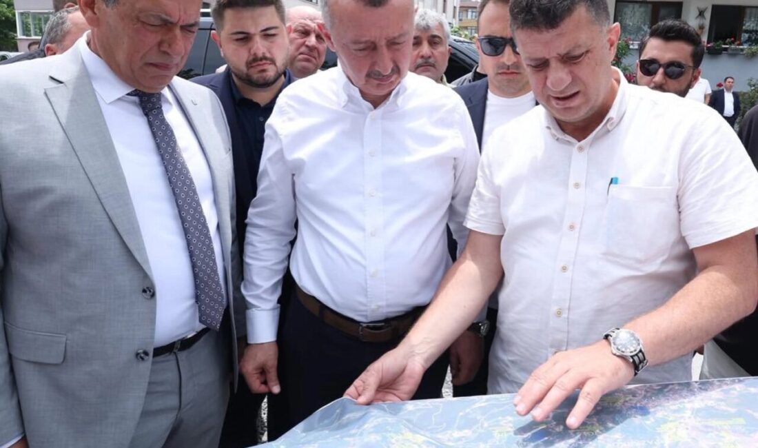 Kocaeli Büyükşehir Belediye Başkanı Tahir Büyükakın, Karamürsel 4 Temmuz Mahallesi’ndeki