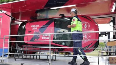 Kütahya’da trafik simülasyonu etkinliğine yoğun ilgi Kütahya Belediyesi önünde Jandarma Teşkilatı’nın 187’nci kuruluş yıl dönümü etkinlikleri