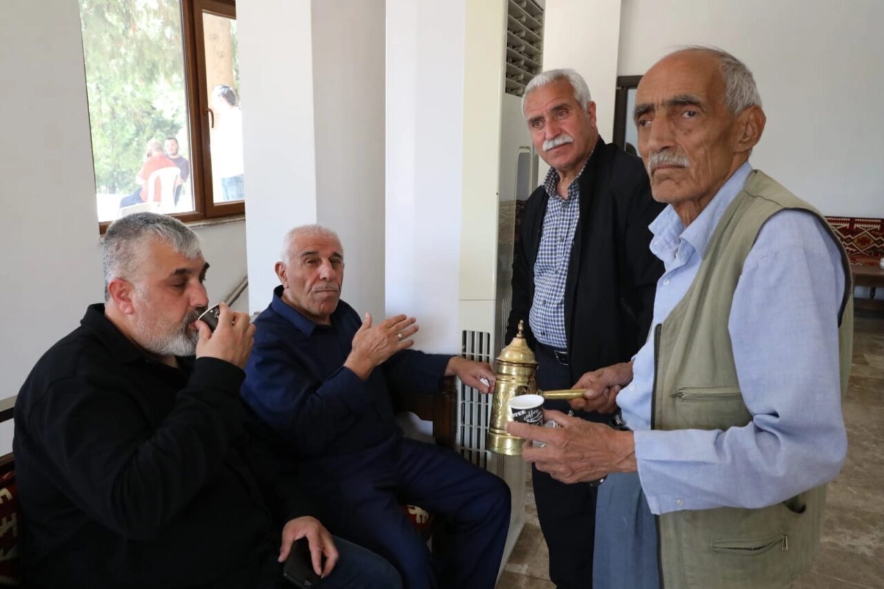 Mardin’in tarihi sokaklarında yükselen mırra kokusunun arkasında, ömrünü bu mesleğe
