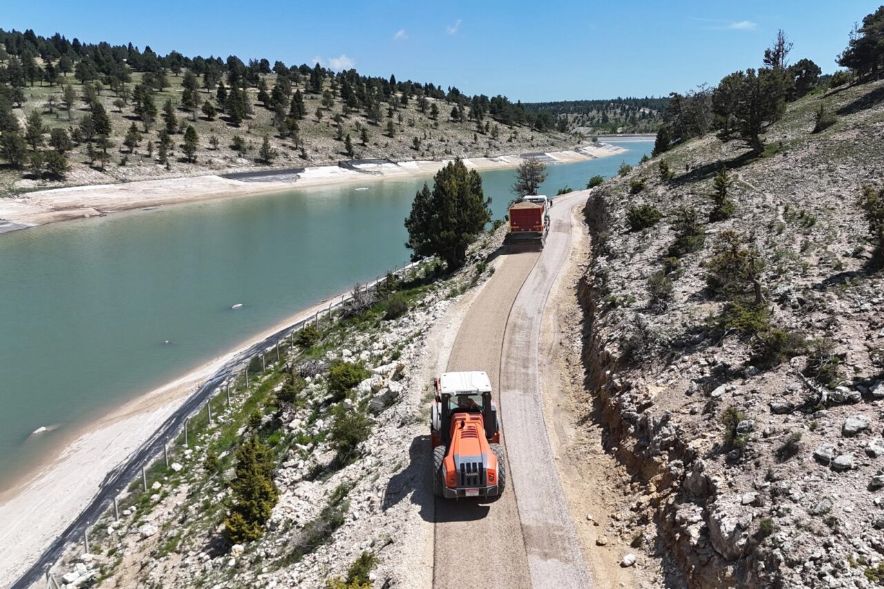 Mersin Büyükşehir Belediyesi, kent genelinde sürdürdüğü yol yapım, bakım ve