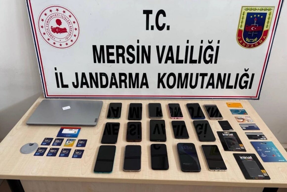 Mersin İl Jandarma Komutanlığı’nın düzenlediği operasyonda sosyal medya üzerinden dolandırıcılık