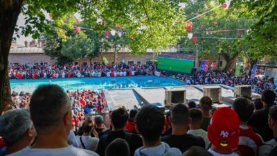 Binlerce Bursalı, Bursa Büyükşehir Belediyesi tarafından Tarihi Ulu Cami önündeki