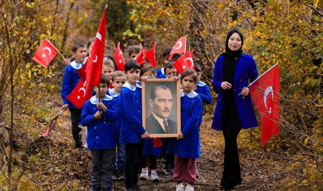 Ordu’da Başkan Güler’den öğrencilere jest 29 Ekim Cumhuriyet Bayramı kutlamalarında ellerinde taşıdıkları Atatürk portresi ile