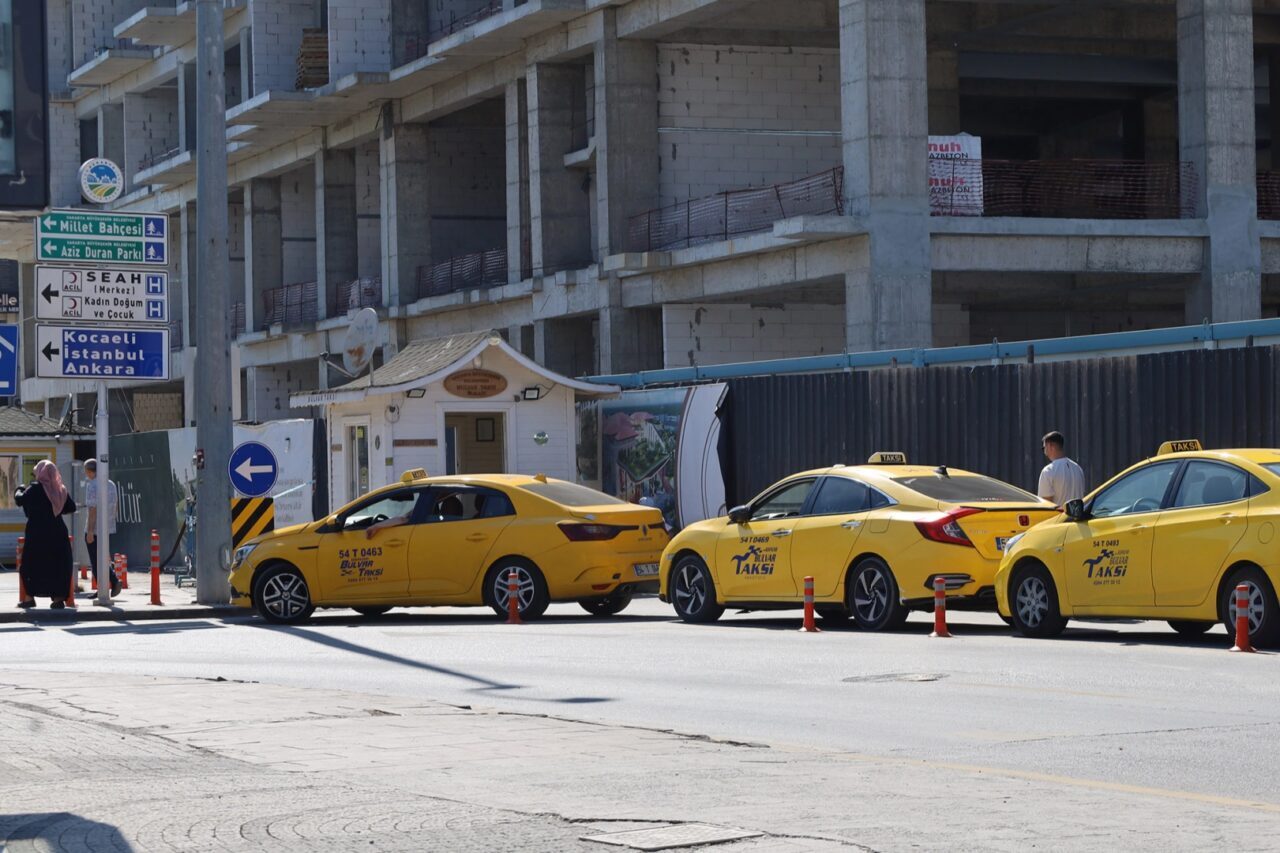 Sakarya’da taksi durakları tek tıkla görülebilecek Sakarya Büyükşehir Belediyesi, toplu ulaşım hizmetlerini dijital ortamda tek çatı
