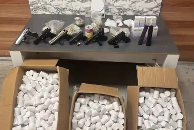 Zeytinburnu’nda narkotik operasyonu İstanbul Emniyet Müdürlüğü ekiplerinin Zeytinburnu'nda düzenlediği narkotik operasyonda 60 bin