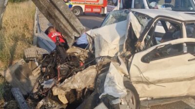 Anadolu Otoyolu Düzce gişeleri mevkiinde kontrolden çıkarak bariyerlere çarpan otomobilde