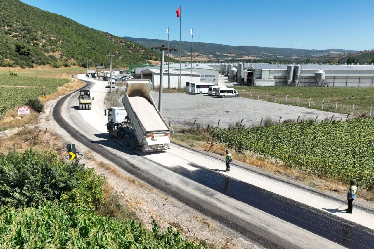 Bursa Büyükşehir Belediyesi, 17 ilçede yol yenileme çalışmaları çerçevesinde Karacabey