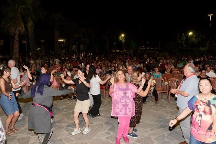 Denizli Büyükşehir Belediyesi’nin geleneksel hale getirdiği ücretsiz yaz konserleri, kenti