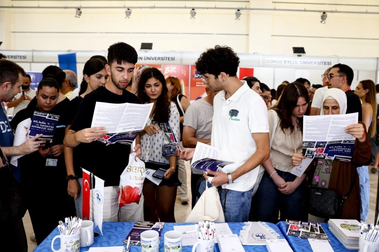 Dokuz Eylül Üniversitesi, 10. İzmir Üniversite Tercih Fuarı'nda aday öğrenciler