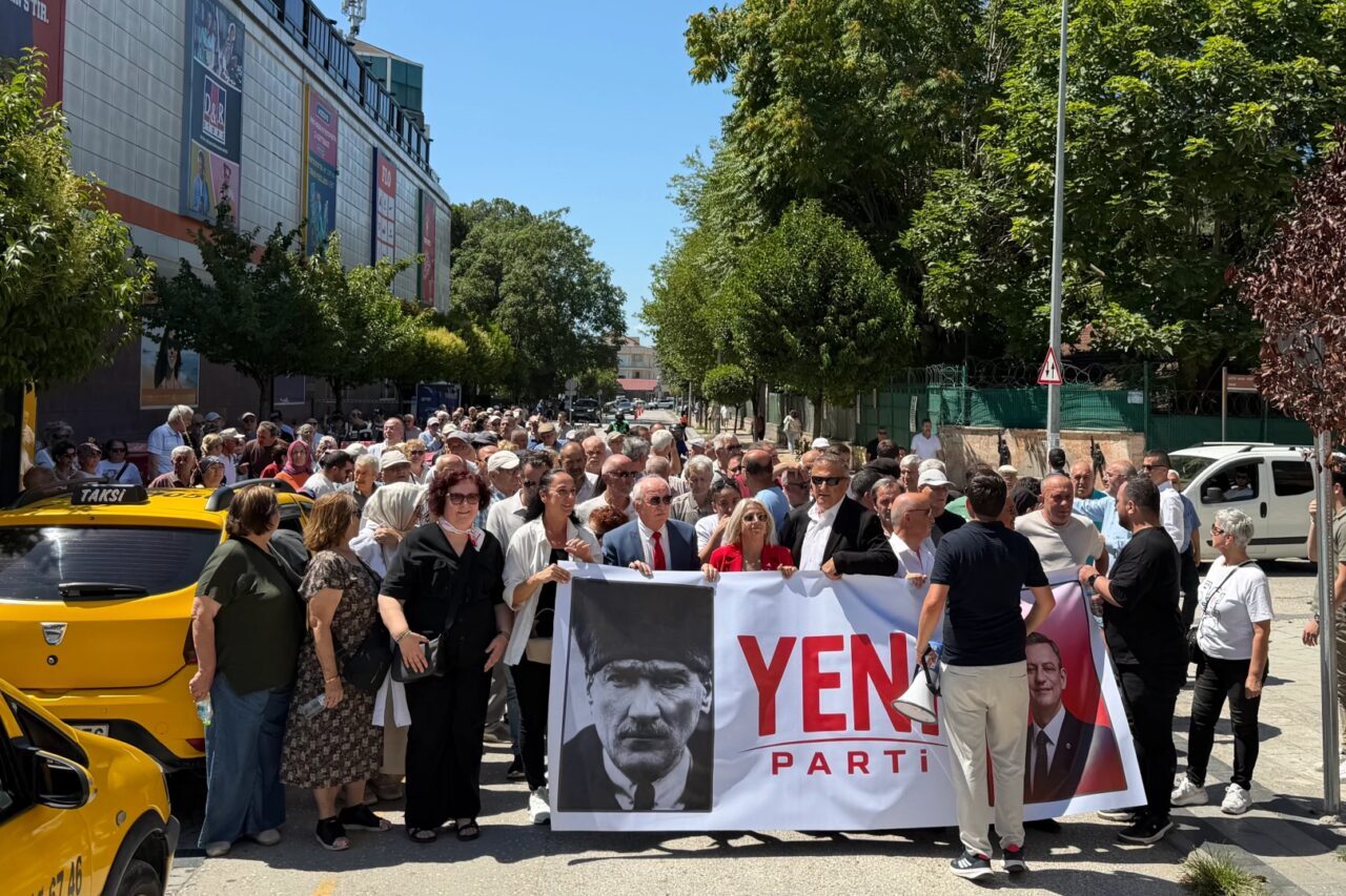 CHP Düzce İl Başkanlığı binası önünde bir araya gelen partililer,