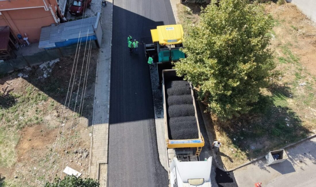 Gebze Belediyesi ekipleri, ilçe genelinde sürdürdüğü üstyapı yenileme çalışmaları kapsamında